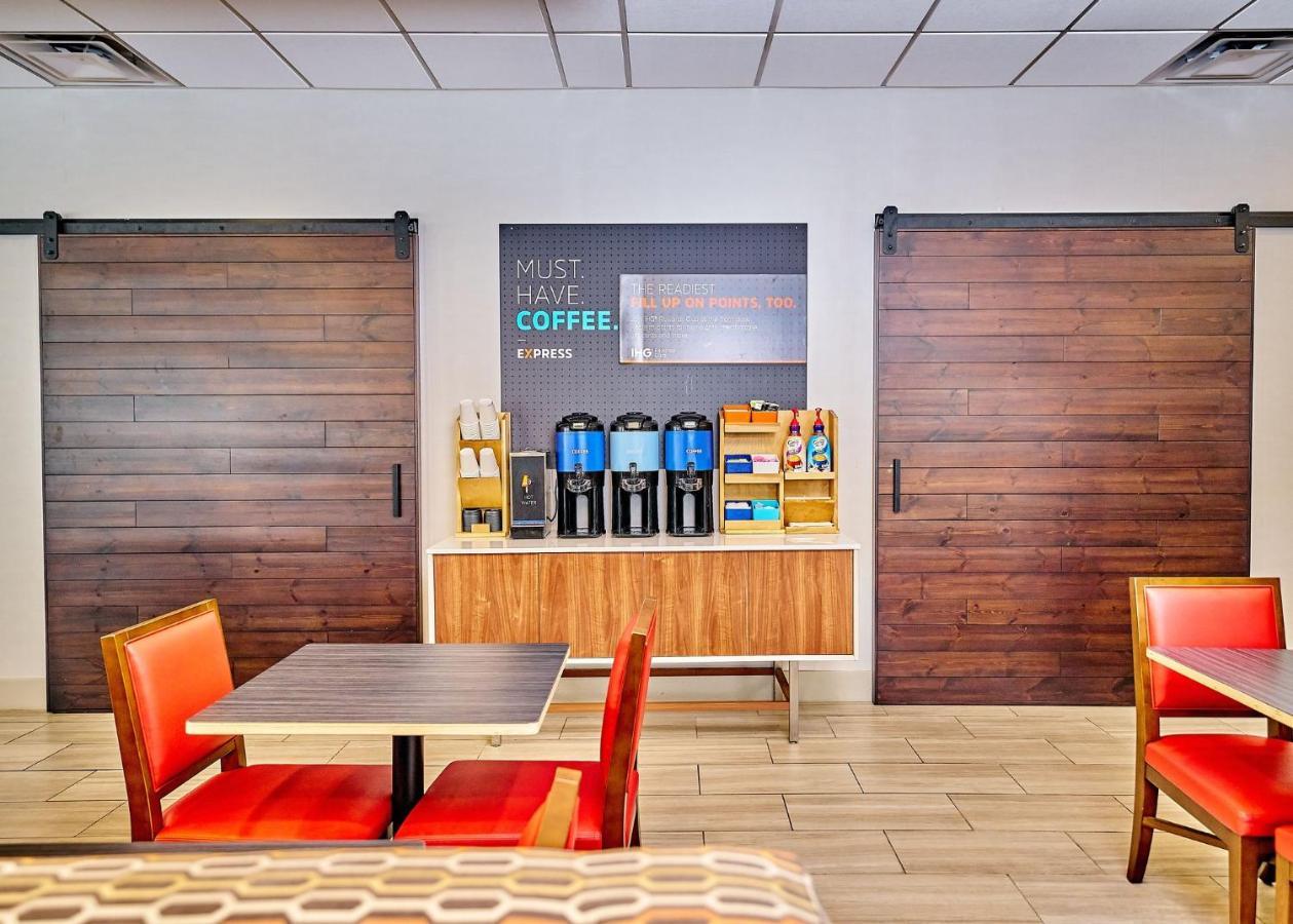 Holiday Inn Express Charleston-Civic Center By Ihg Exterior photo