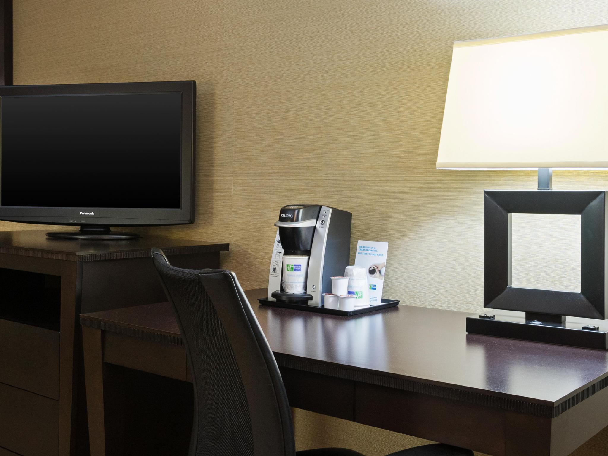 Holiday Inn Express Charleston-Civic Center By Ihg Exterior photo