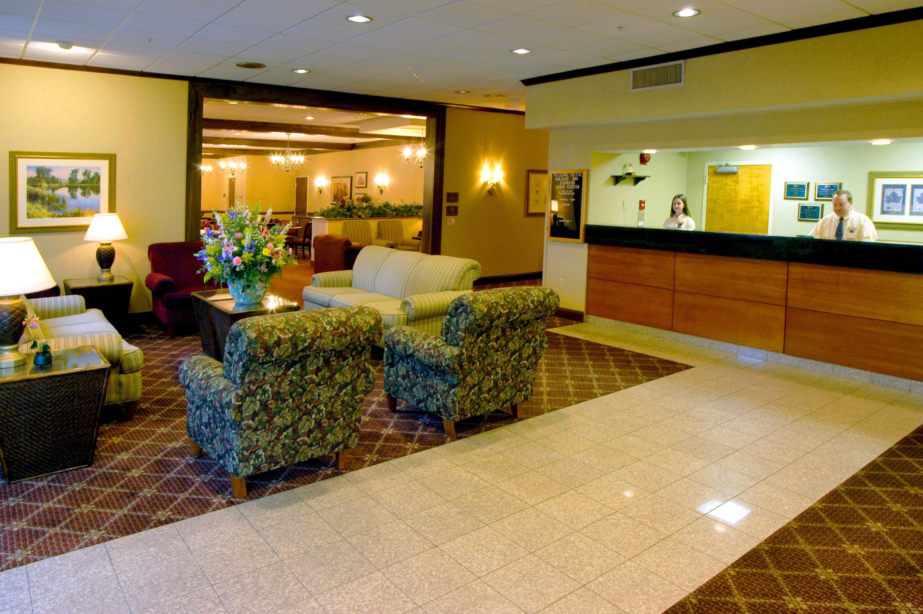 Holiday Inn Express Charleston-Civic Center By Ihg Exterior photo
