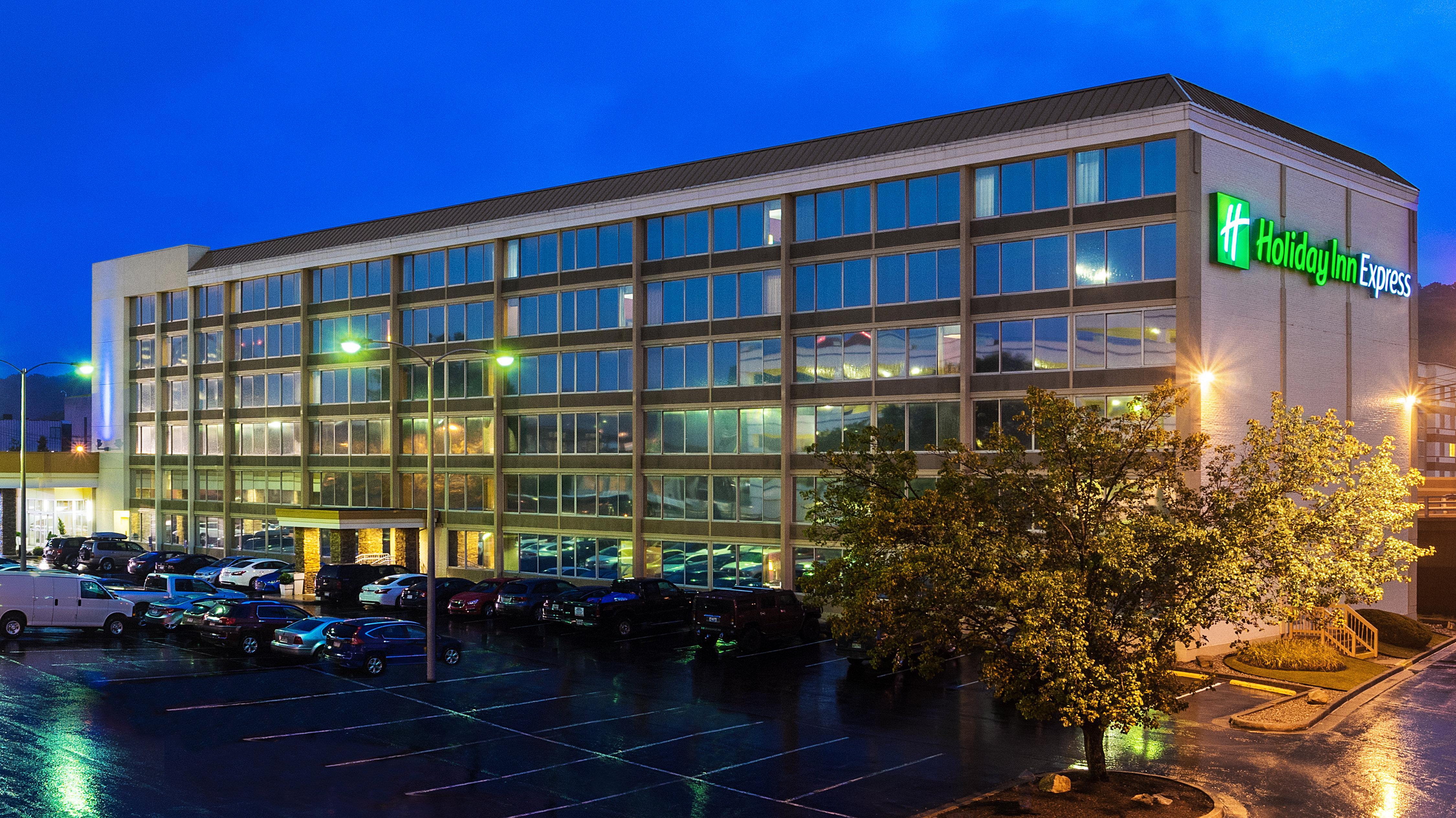 Holiday Inn Express Charleston-Civic Center By Ihg Exterior photo