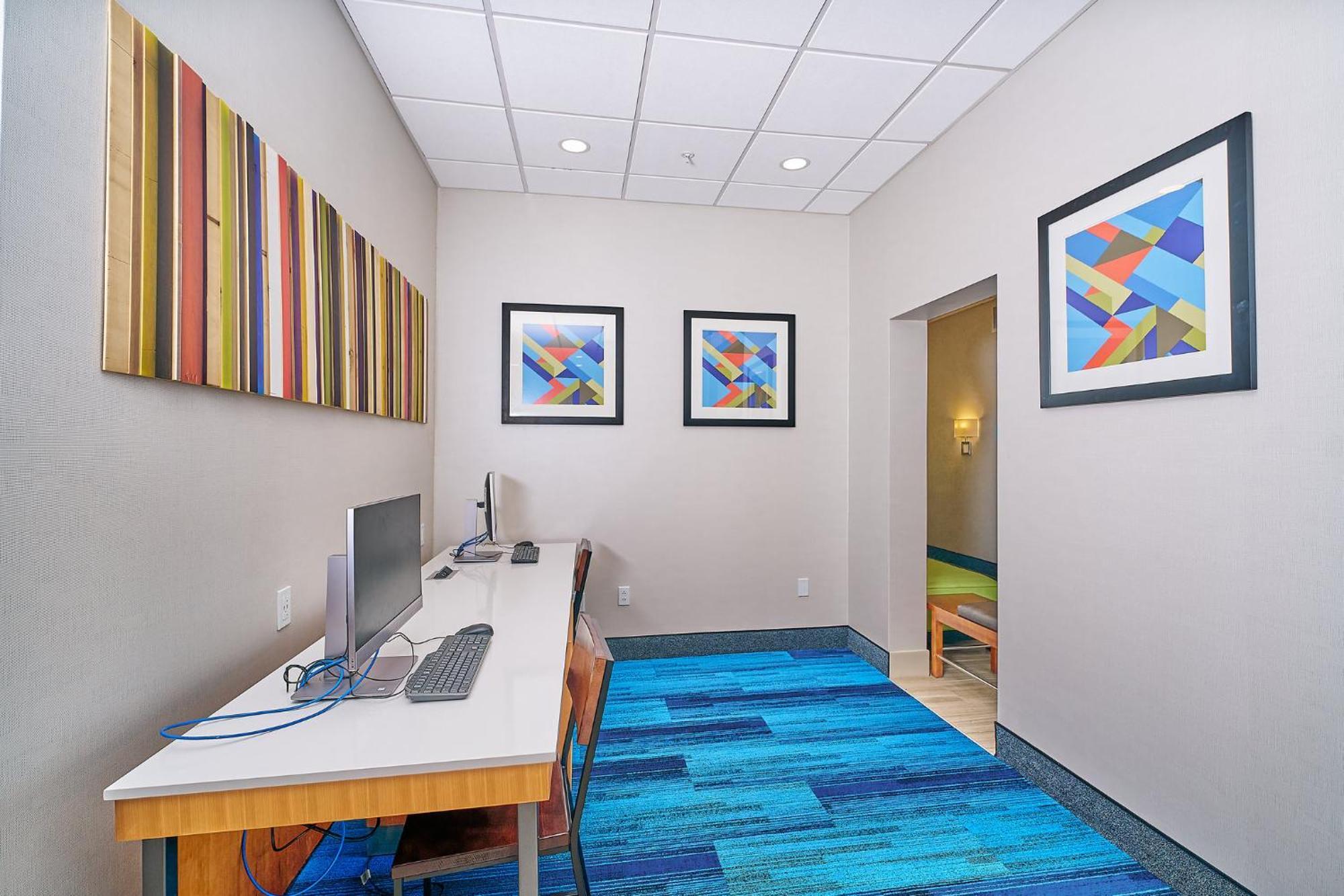 Holiday Inn Express Charleston-Civic Center By Ihg Exterior photo