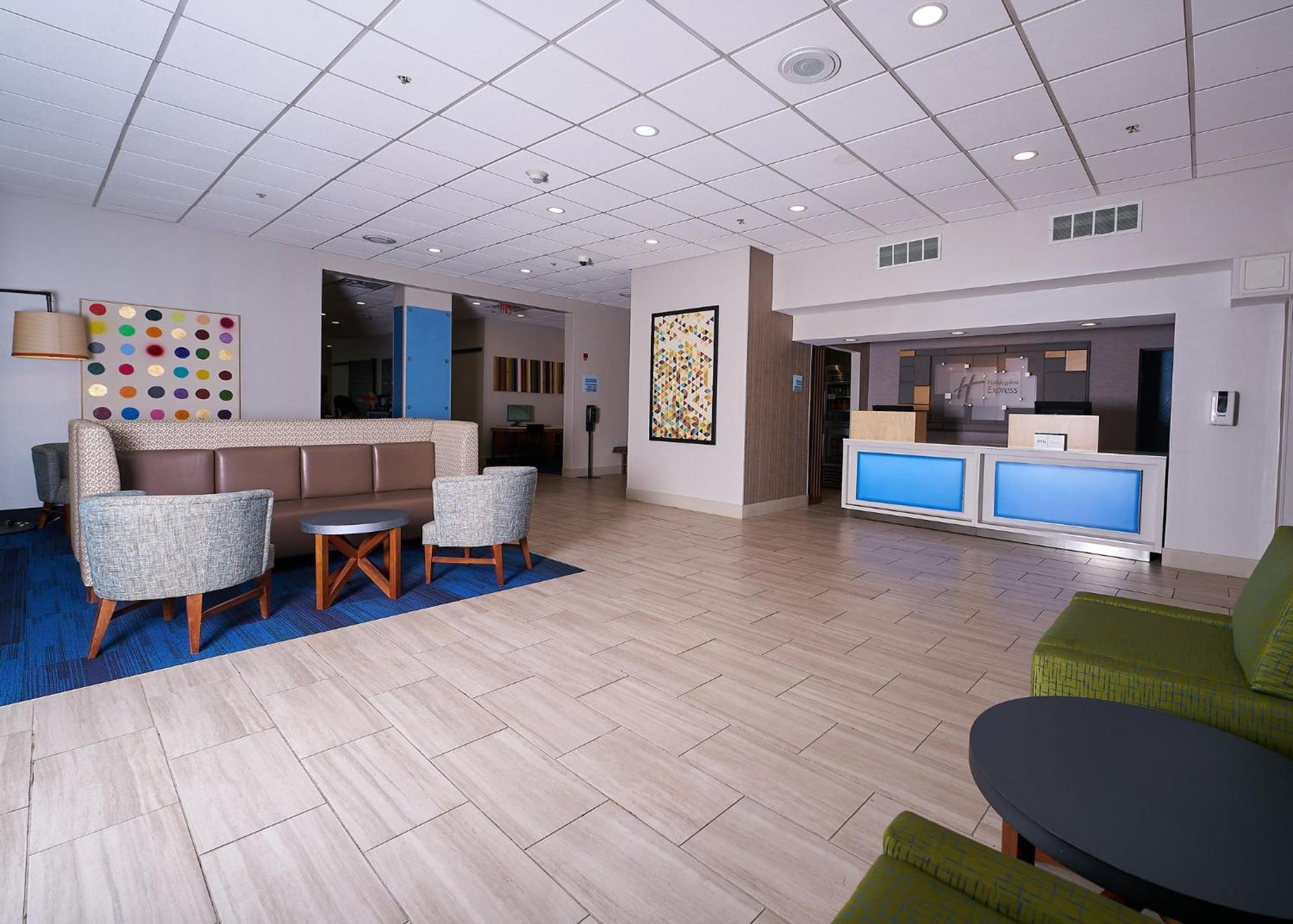 Holiday Inn Express Charleston-Civic Center By Ihg Exterior photo