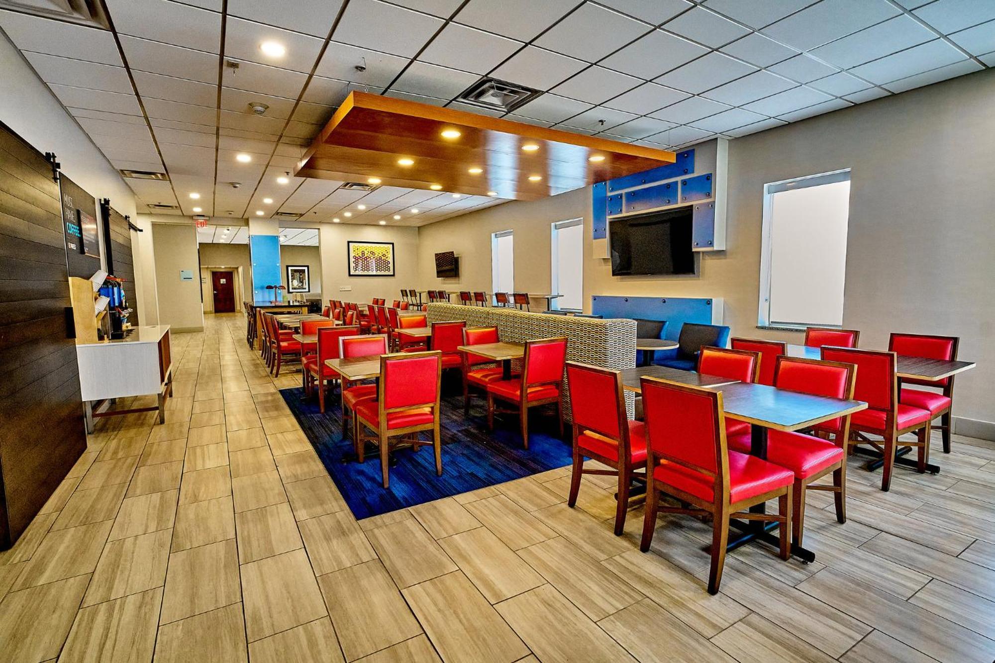 Holiday Inn Express Charleston-Civic Center By Ihg Exterior photo