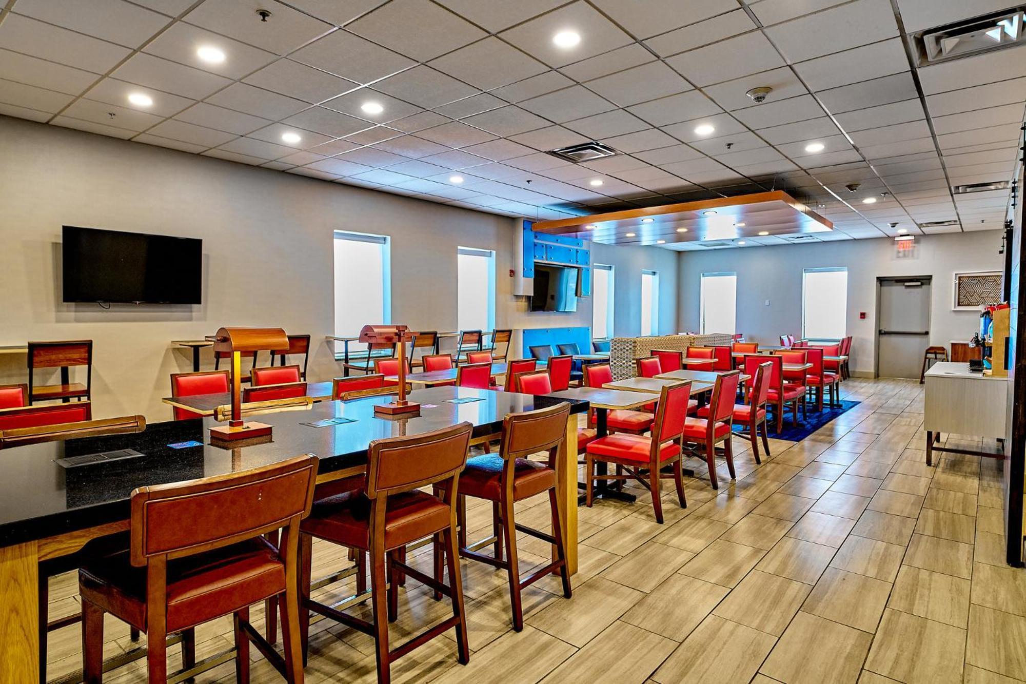 Holiday Inn Express Charleston-Civic Center By Ihg Exterior photo