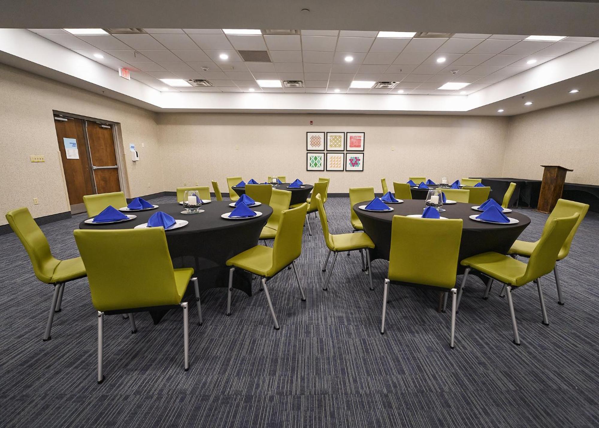 Holiday Inn Express Charleston-Civic Center By Ihg Exterior photo
