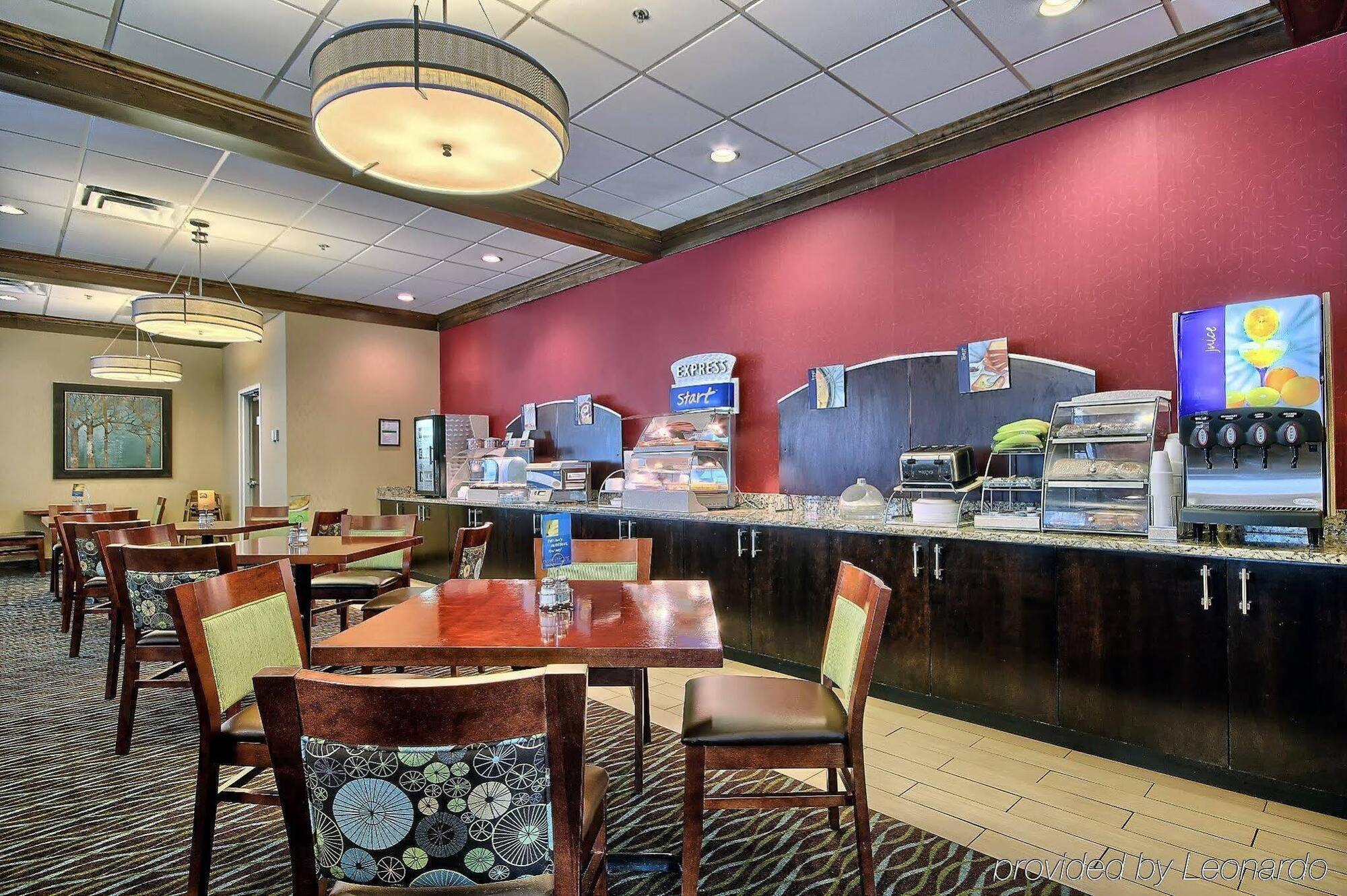 Holiday Inn Express Charleston-Civic Center By Ihg Exterior photo